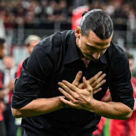 Ibrahimovic đã khóc trong ngày tuyên bố giải nghệ
